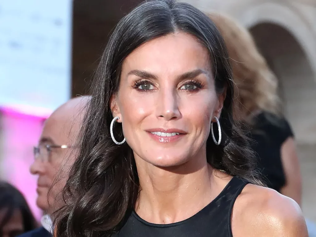 El truco para lucir las canas con el mismo estilo que la reina Letizia 23 ¿Qué productos debo usar para mantener mi cabello canoso brillante?