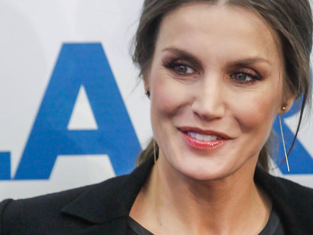 El truco para lucir las canas con el mismo estilo que la reina Letizia 27 El elegante moño bajo