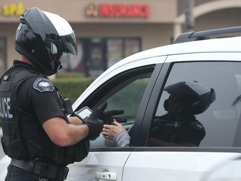 Esta es la multa que te puede poner la DGT por oír música en el coche