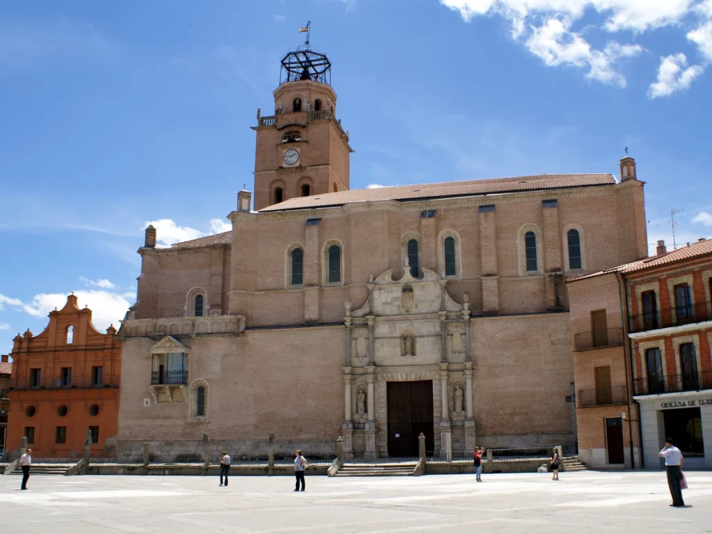 ¿Cuál es la historia detrás de la construcción de estas plazas mayores?