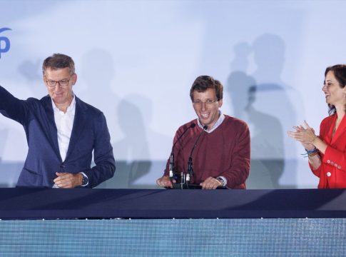 El líder del Partido Popular, Alberto Núñez Feijóo; el alcalde de Madrid y candidato a la reelección, José Luis Martínez-Almeida, y la presidenta de la Comunidad de Madrid y candidata a la reelección, Isabel Díaz Ayuso, celebran la victoria del partido en la sede nacional del PP, a 28 de mayo de 2023.