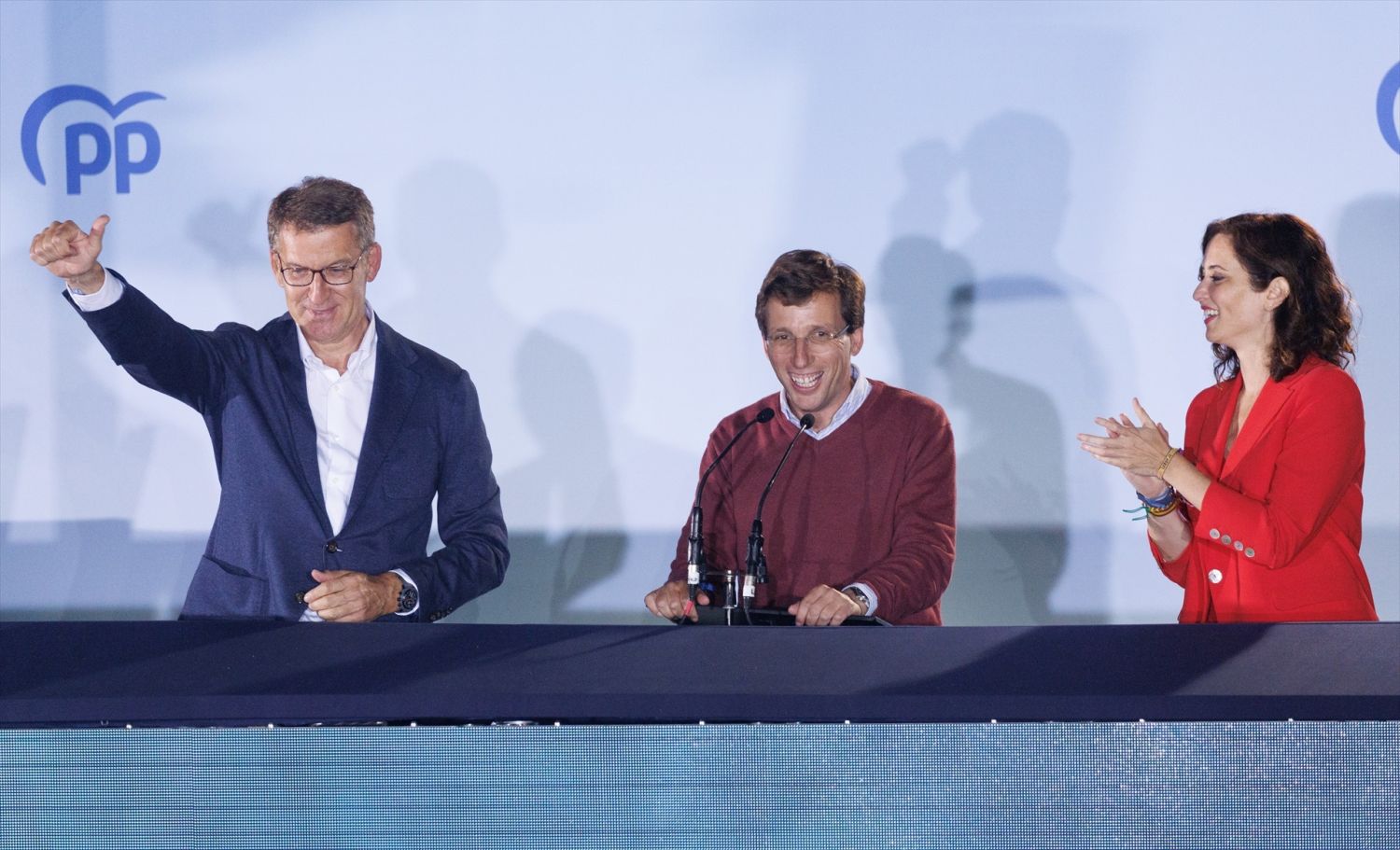 El líder del Partido Popular, Alberto Núñez Feijóo; el alcalde de Madrid y candidato a la reelección, José Luis Martínez-Almeida, y la presidenta de la Comunidad de Madrid y candidata a la reelección, Isabel Díaz Ayuso, celebran la victoria del partido en la sede nacional del PP, a 28 de mayo de 2023.
