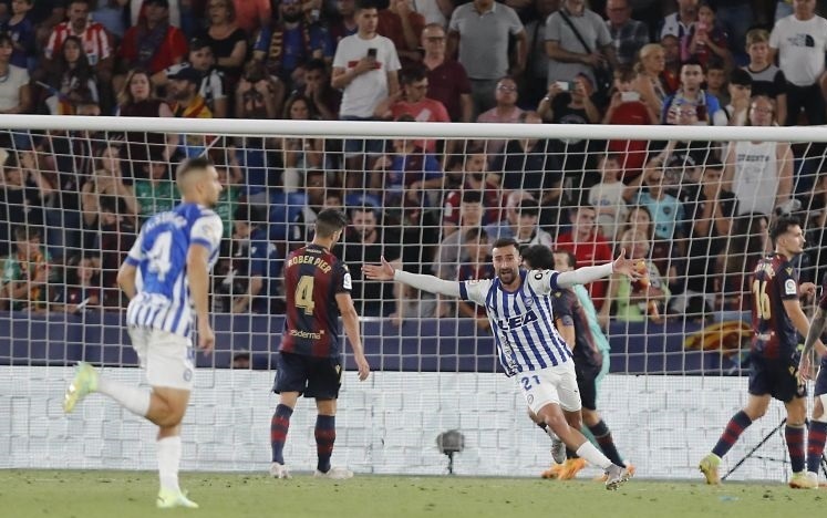 Futbolistas del Alavés celebran victoria ante el Levante.