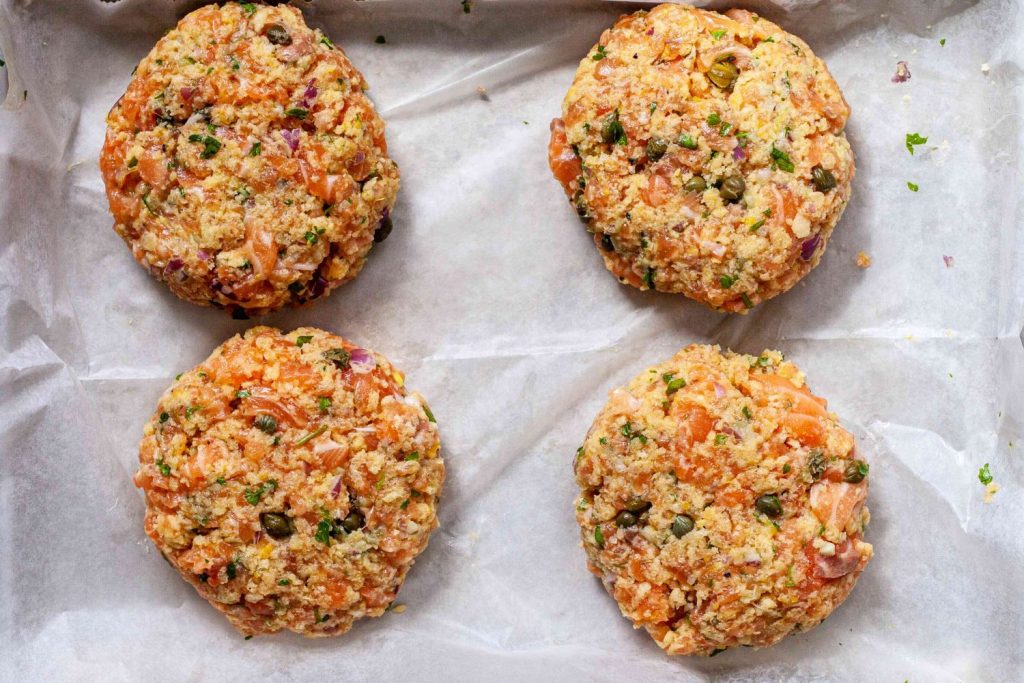 ¿Cómo puedes hacer una salsa especial para acompañar la hamburguesa de salmón?