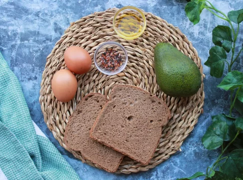 Ingredientes para preparar el mejor sándwich de aguacate y huevo Sándwich de aguacate y huevo, la receta que apetece siempre