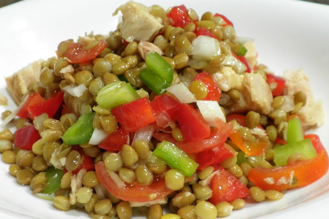 Cómo hacer una ensalada de lentejas con atún rica y saludable