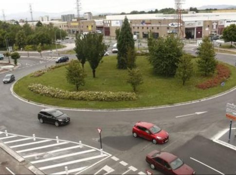 La Guardia Civil se desespera y te enseña a coger una rotonda correctamente La Guardia Civil se