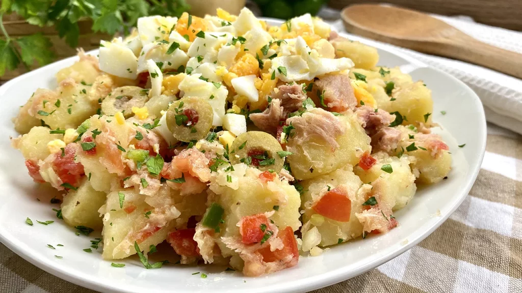 ¿Cuánta cantidad de frutas es recomendable añadir a la ensalada?
