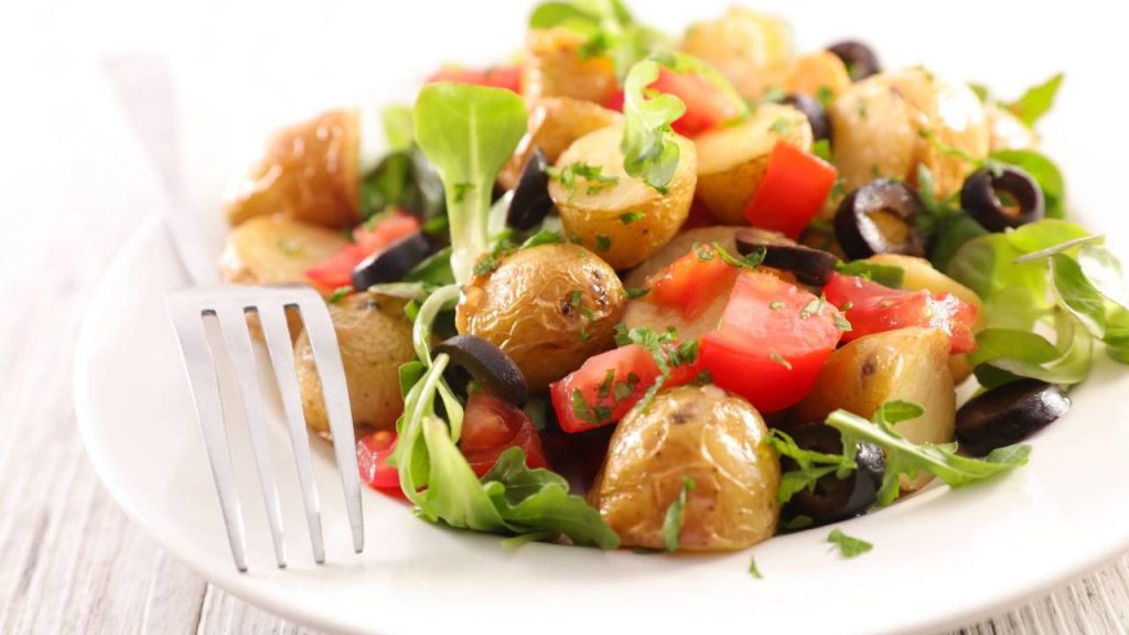 Esta ensalada campera te la recomienda un grande de la cocina española