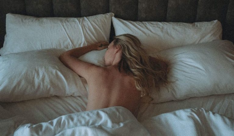 La razón por la que dormir sin ropa adelgaza (y otros beneficios)