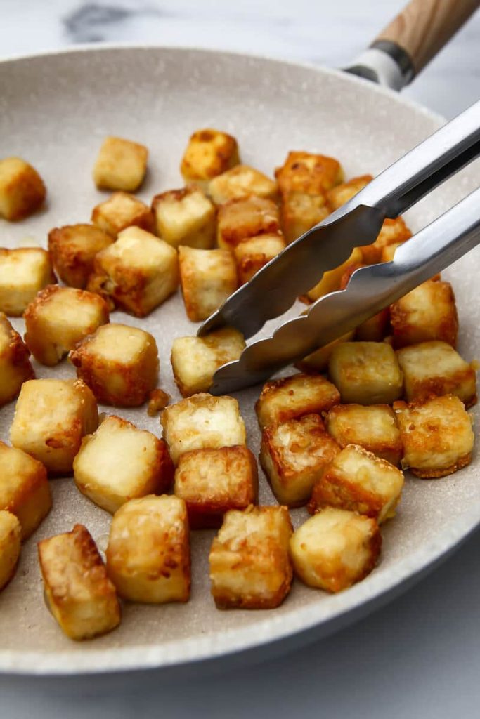 ¿Cómo se elabora el tofu frito?