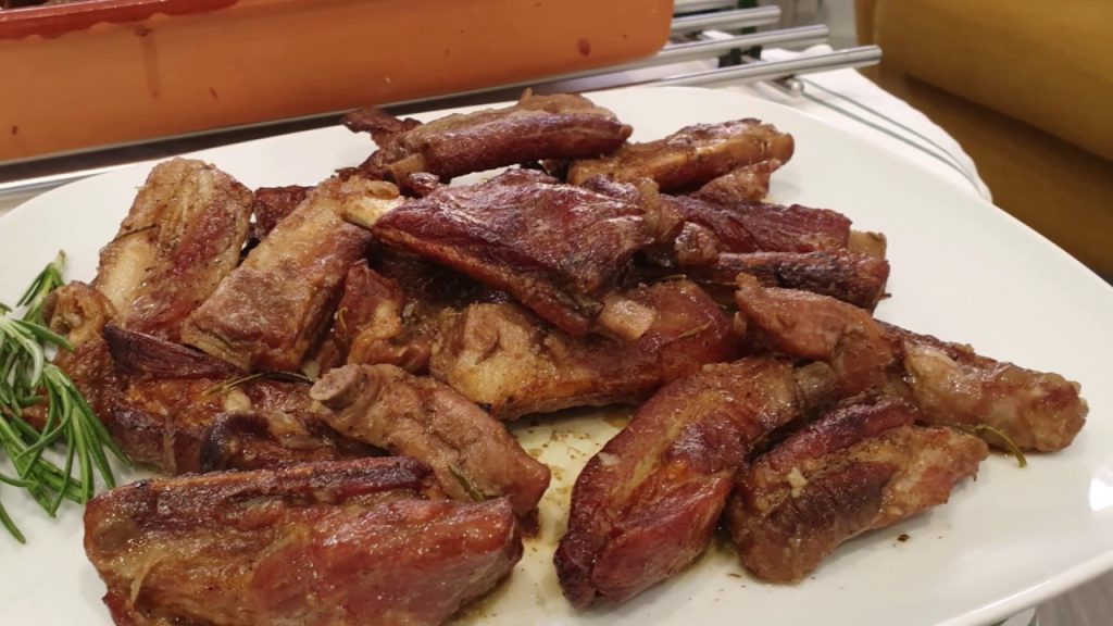 ¿Qué bebida se recomienda para acompañar las costillas a la cerveza?