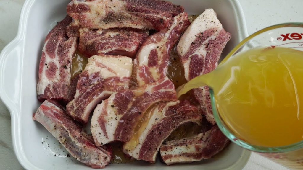 ¿Cuáles son los ingredientes necesarios para preparar las costillas a la cerveza?