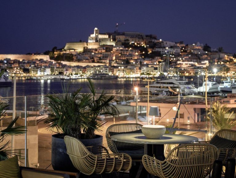 Se duerme en la terraza de un bar y se despierta con una cuenta de 500 euros y con desconocidos