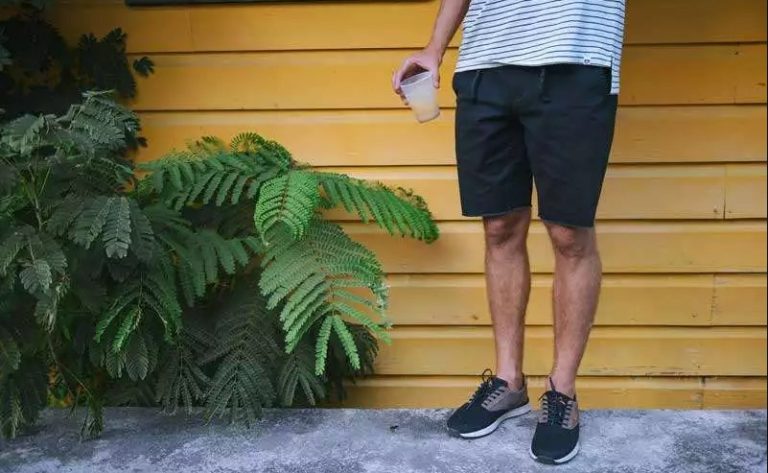 Tokio autoriza el pantalón corto en la oficina: solo el 16% de los hombres se atreve