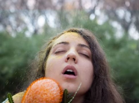 Llega la ecosexualidad. jardinería unida a juguetes sexuales Llega la