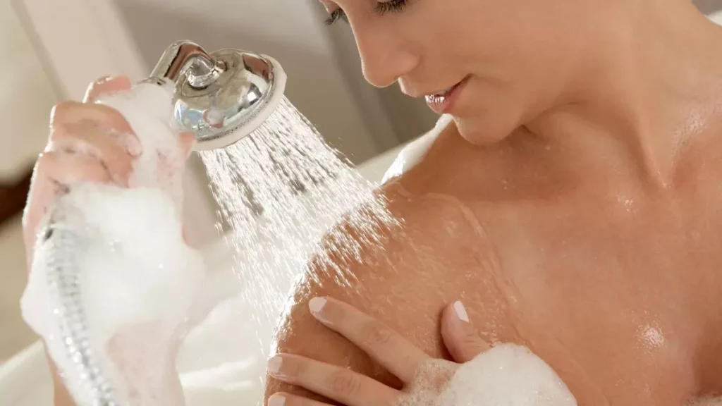 Los expertos sorprenden: estas son las veces que habría que ducharse a la semana 15 Ducharse frecuentemente desequilibra el balance de la piel