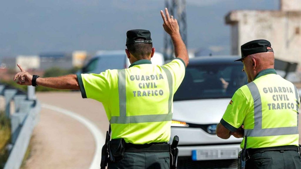 Una distracción que puede producir un accidente, según la DGT