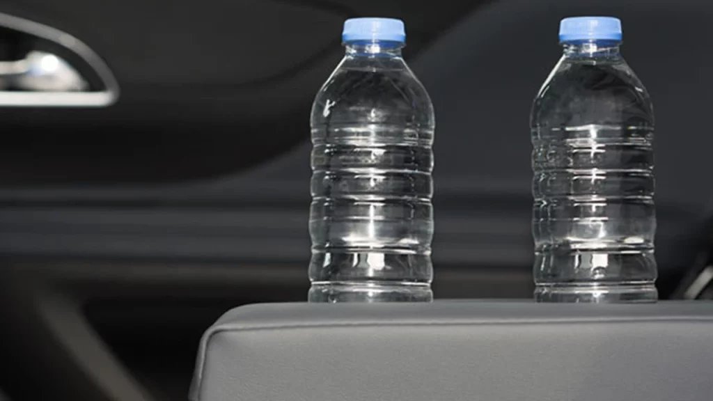 ¿Cuáles son las consecuencias por ser sorprendido bebiendo agua mientras se conduce?