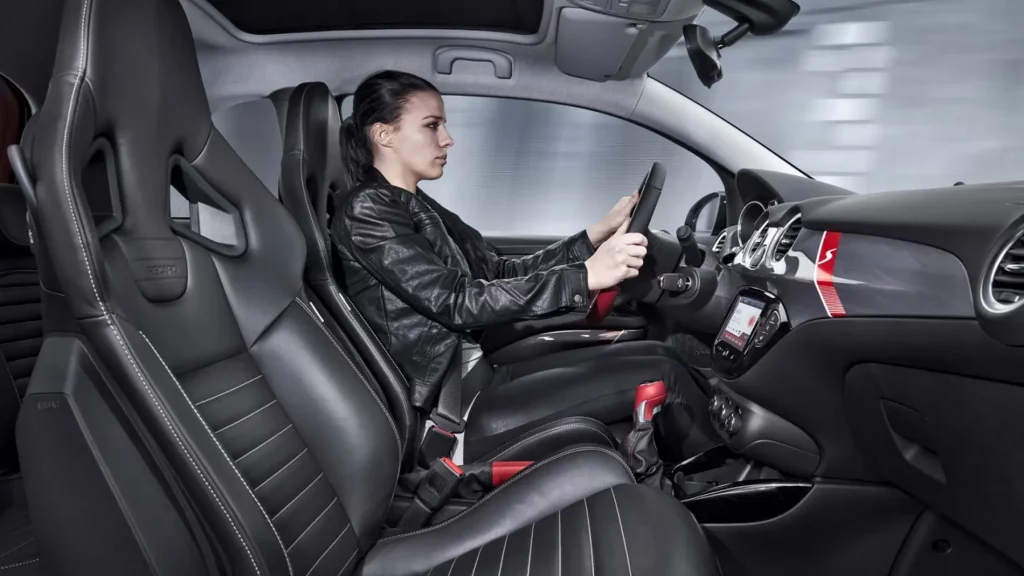 ¿Cuál es la multa que puede imponer la DGT por ser sorprendido tomando agua mientras se conduce?