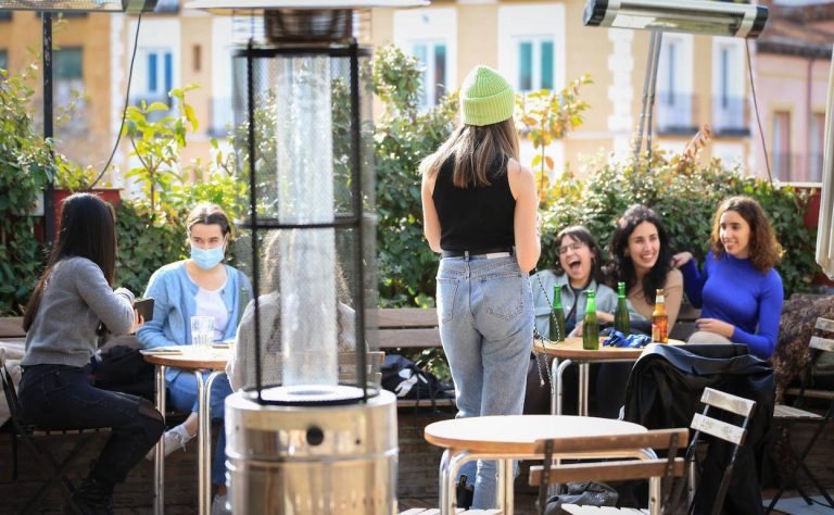 Prácticas de los bares y restaurantes que no deberían consentir, según la OCU