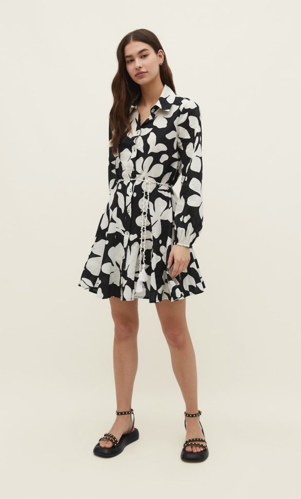 Vestido corto godets estampado de Stradivarius