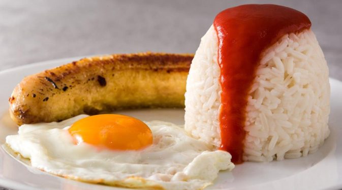 Todos los ingredientes para hacer un arroz a la cubana auténtico