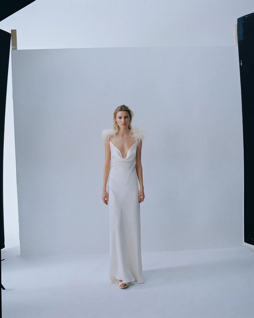 Vestido de novia lencero detalle plumas