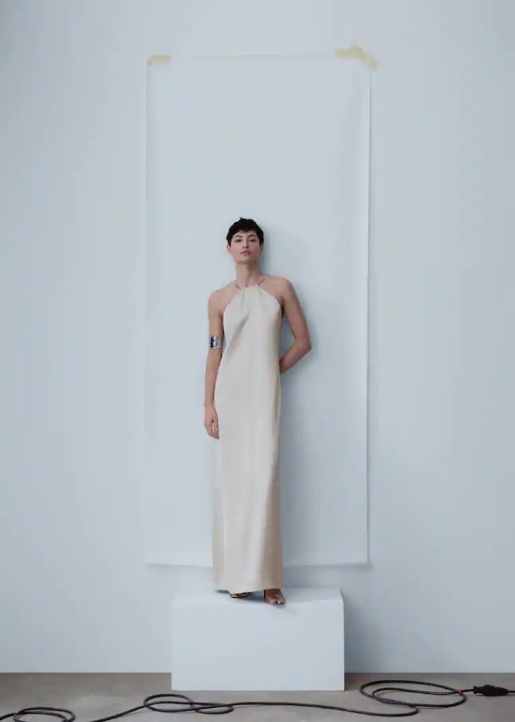 Vestido satinado cuello rígido