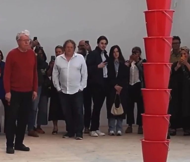 Apilar 17 cubos de arena: la nueva obra contemporánea por la que pagarás una millonada