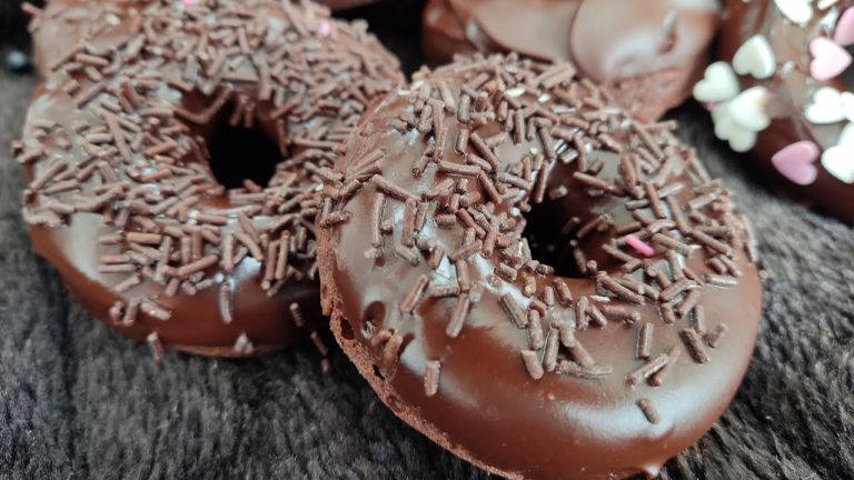 Así de fácil puedes hacer unos donettes caseros de chuparse los dedos