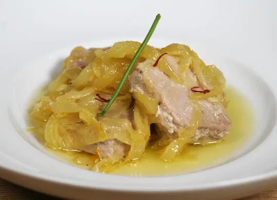 Cómo hacer un atún encebollado para que quede jugoso y rico 39 Ajustar el sazón