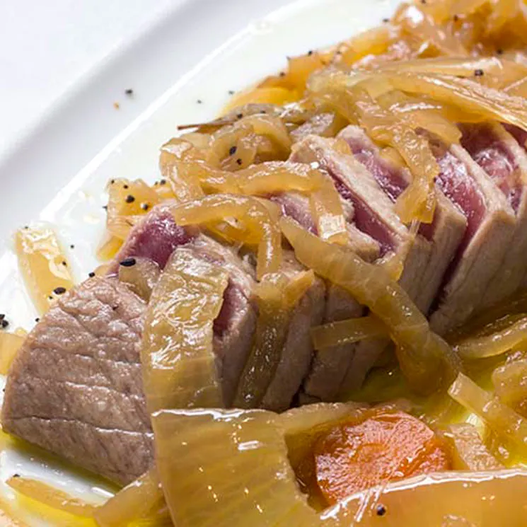 Cómo hacer un atún encebollado para que quede jugoso y rico 40 Controla la temperatura al dorar el atún