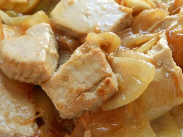 Cómo hacer un atún encebollado para que quede jugoso y rico 36 Dorar el atún