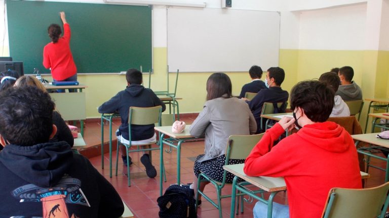 El director de un colegio se hace viral ante los exámenes de sus alumnos
