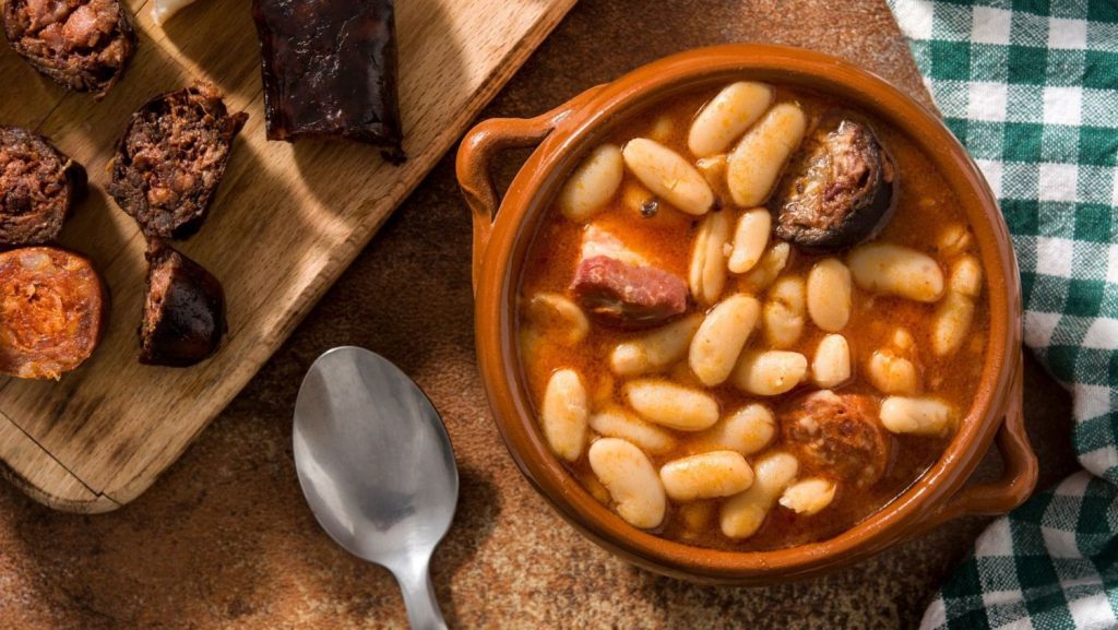 Estos son los platos que más se comen en España 7 Así hace la una fabada asturiana insuperable José Andrés