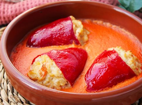 emplatado-final-de-los-pimientos-del-piquillo-rellenos-de-langostinos