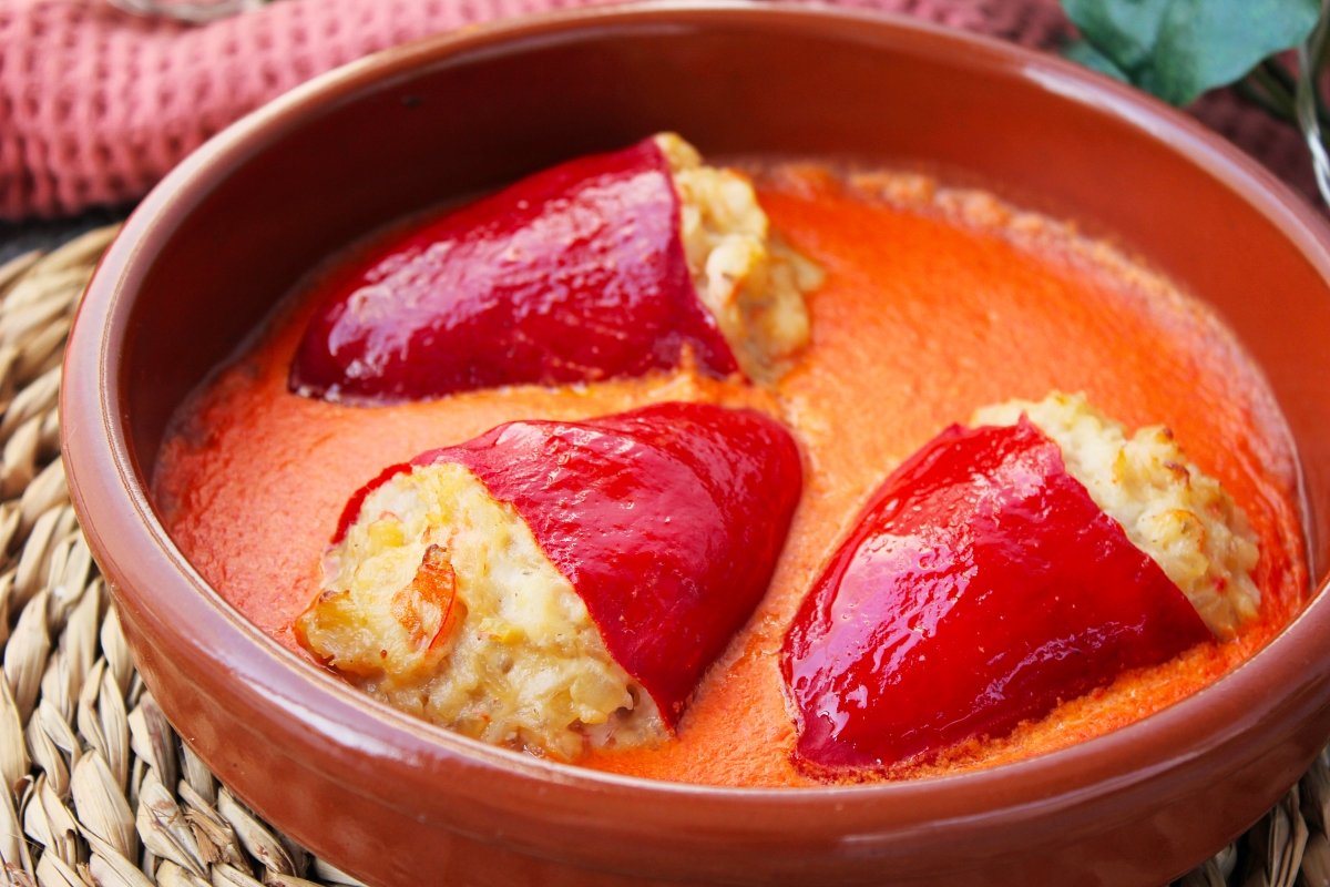 emplatado-final-de-los-pimientos-del-piquillo-rellenos-de-langostinos