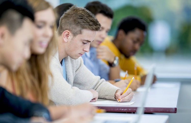 Empleo jóvenes sobrecualificados