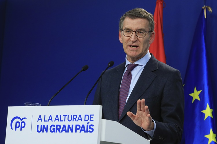 Yolanda Díaz pierde el primer puesto como política mejor valorada: el inglés no puede con Feijóo