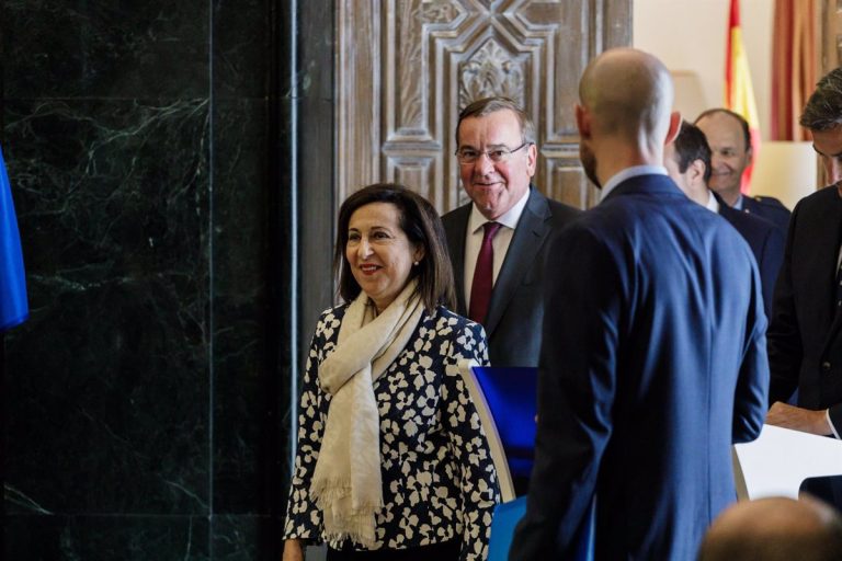 Margarita Robles alienta en Indra al principal programa aeroespacial de España, Francia y Alemania