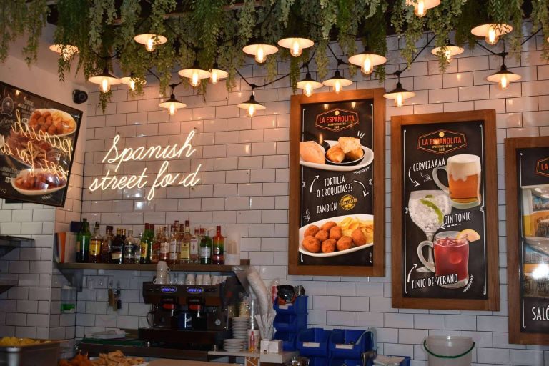 La hermana pequeña de la taberna La Española para quienes prefieren un take away y comida street food española, La Españolita