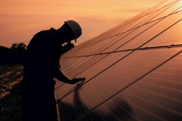 Una opción para incentivar el ahorro eléctrico y frenar el cambio climático es la instalación de placas solares