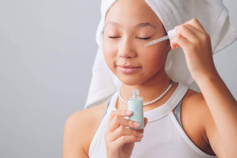 Conocer los beneficios del Acnhelp day serum, un tratamiento natural contra el acné