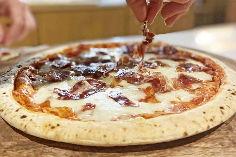 Ya está aquí la pizza Enrique Tomás, con su jamón de primera calidad como ingrediente estrella