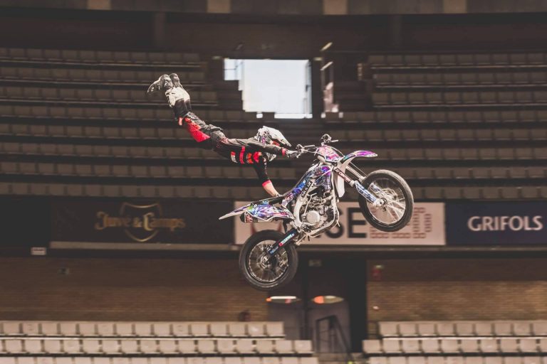 Los pilotos del equipo Breaking de Freestyle Motocross harán un exclusivo espectáculo de acrobacias en moto para los alumnos de la escuela de motocross Motoffroad de Zona Motor Ametlla Park