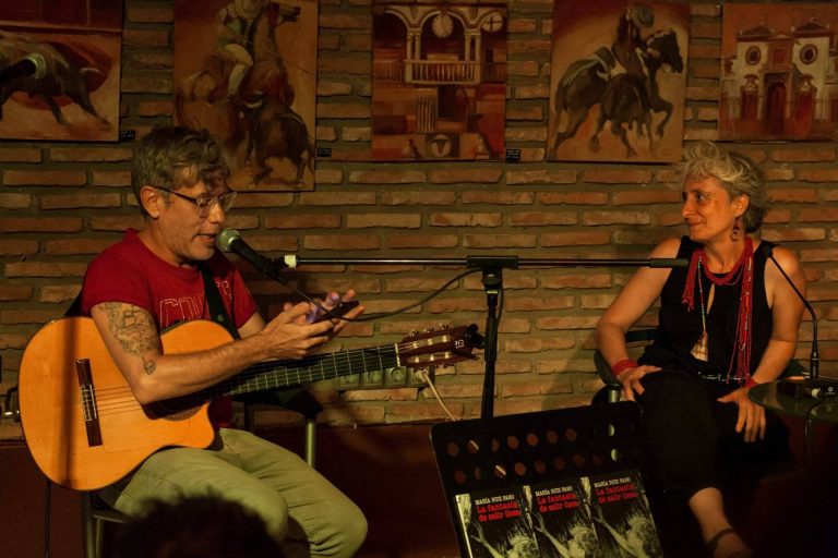 Un poemario que anima a buscar el disfrute en un mundo donde no se acaba de encajar, 'La fantasía de salir ilesa'