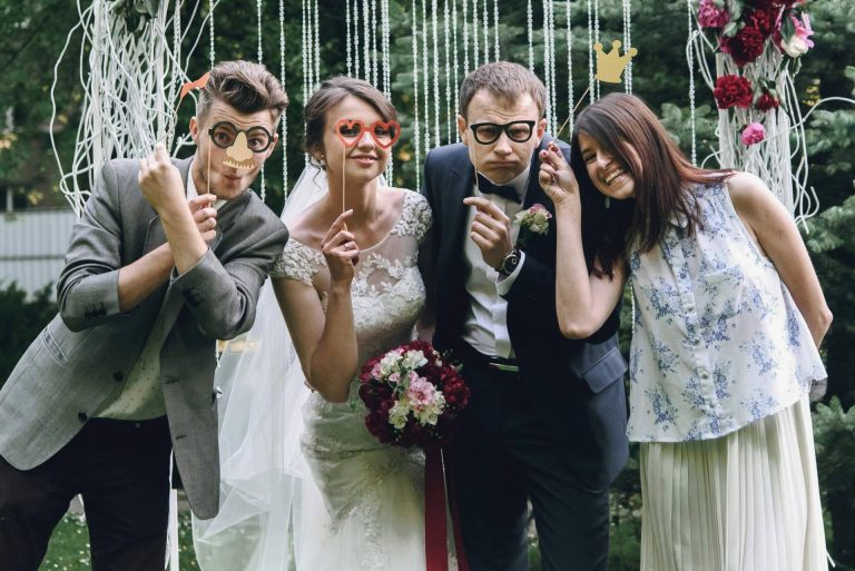 Agregar un toque de originalidad a una boda con los photocalls de Tu Fiesta Mola Mazo