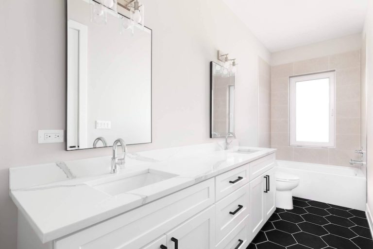 Descubrir las ventajas de poner azulejos efecto madera en el hogar