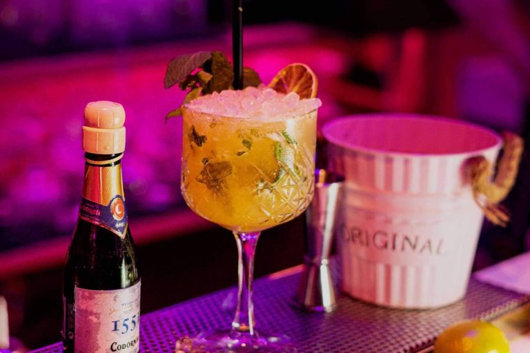 Enbabia Infused es una coctelería de Madrid que promueve el intercambio cultural y experiencias únicas